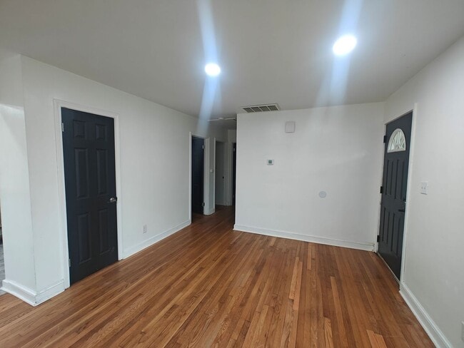 Building Photo - 3 bedroom home