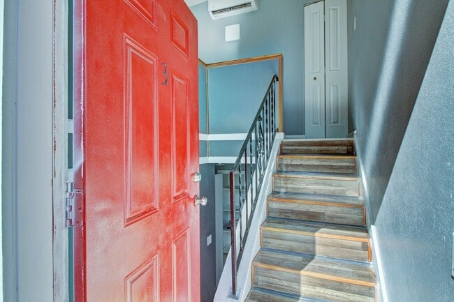 Primary Photo - Remodeled 2 Bedroom in Lakewood! Great Loc...