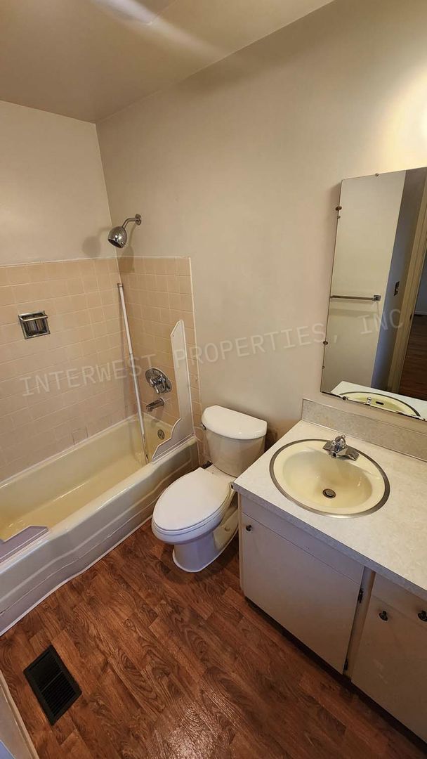 Building Photo - MCCA01