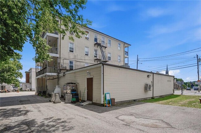 Building Photo - 937 Social St