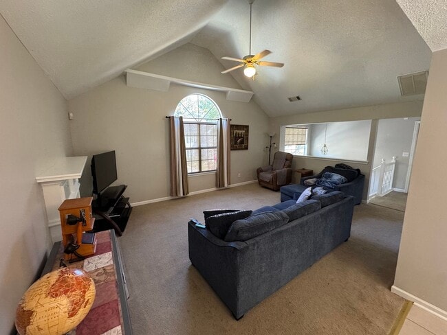 Building Photo - Beautiful 3 Bedroom 2 Bath Home Close to I...
