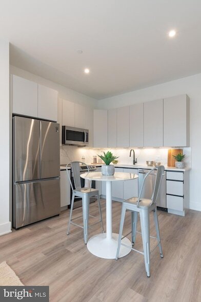 Building Photo - 1421 E Columbia Ave