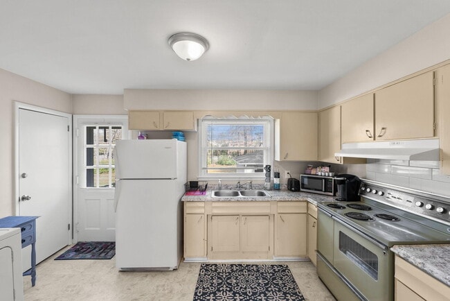 Building Photo - 131 Greenbriar Rd