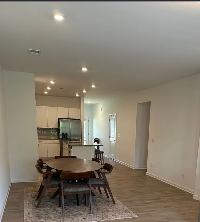 Building Photo - 930 Millstream Dr