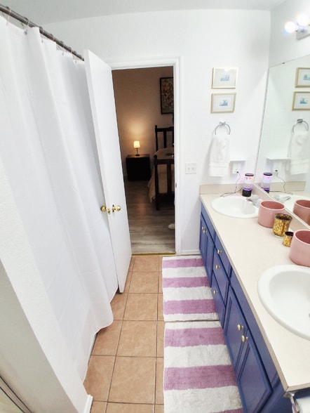 Building Photo - 2 Cloverdale and Wheatland