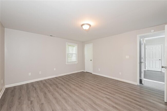 Building Photo - 2320 Huntington Dr