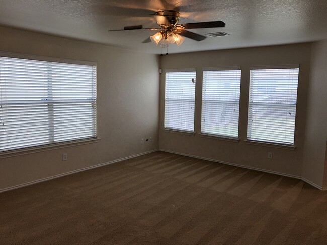 Building Photo - SPACIOUS 3 BEDROOM FEATURING 2 LIVING AREA...