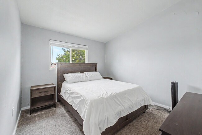 Building Photo - 2025 E Howe Ave