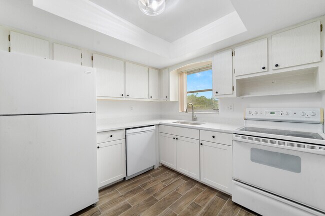 Building Photo - 2567 Dudley Dr W