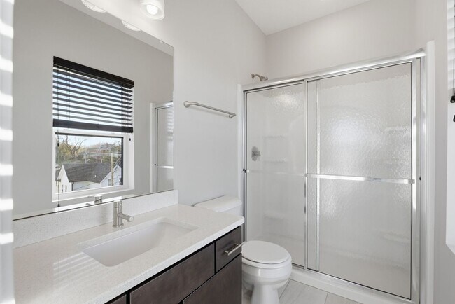 Building Photo - Stylish Midtown townhouse with stunning city views!