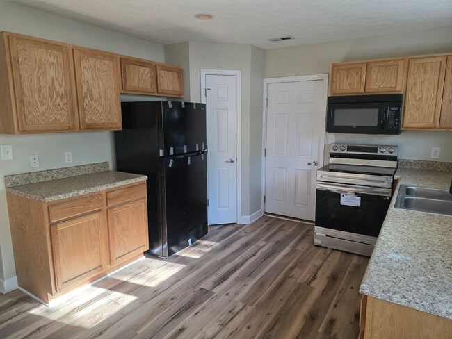 Building Photo - Very nice cute little house. 2 bedroom, 1 bath