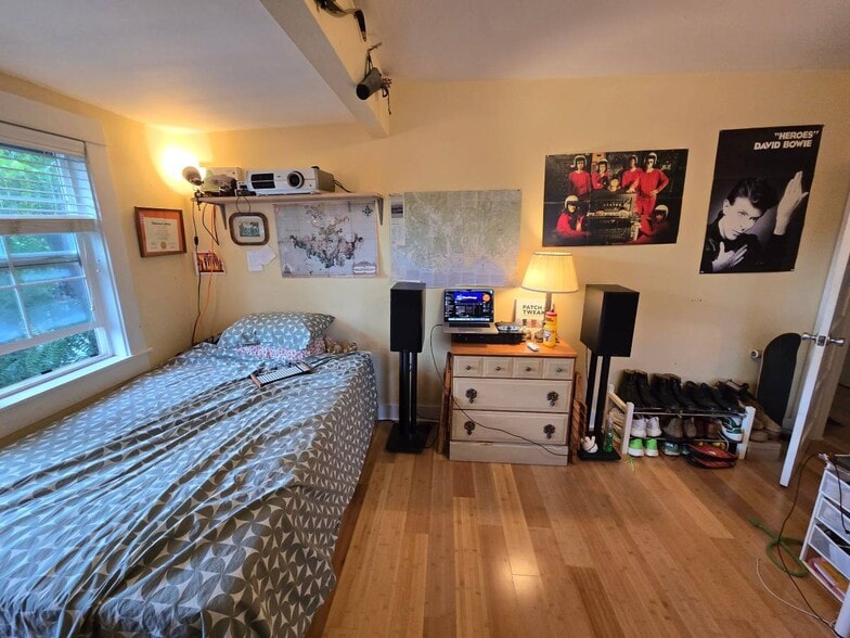 Building Photo - 3915 N Vancouver Ave