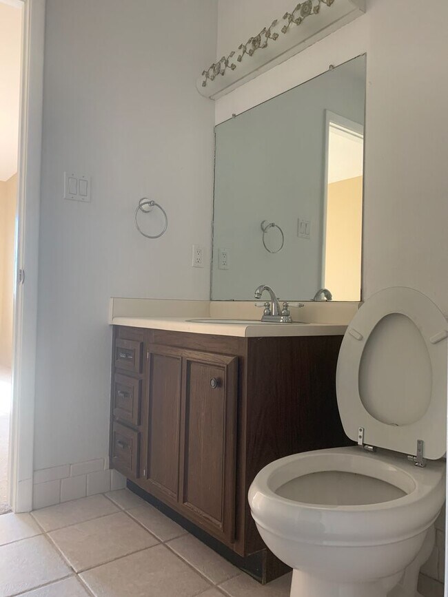 Building Photo - 937L Country Club Dr