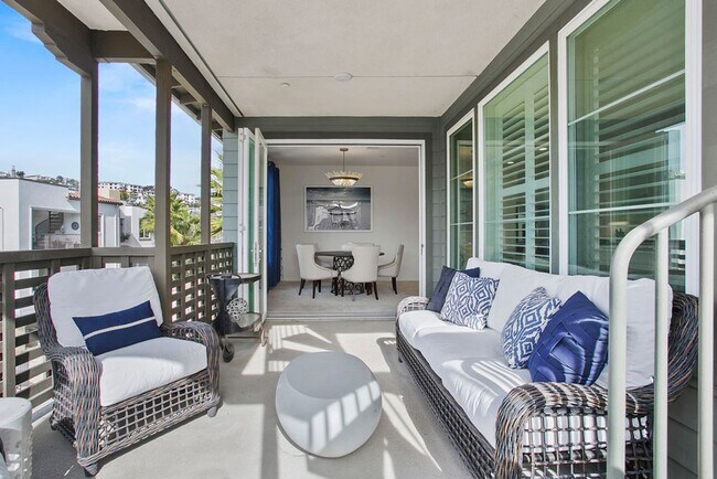 Building Photo - Luxurious Furnished Poolside Penthouse With Ocean Views!