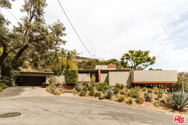 Building Photo - 9081 Wonderland Park Ave