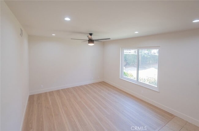 Building Photo - 857 Windwood Dr