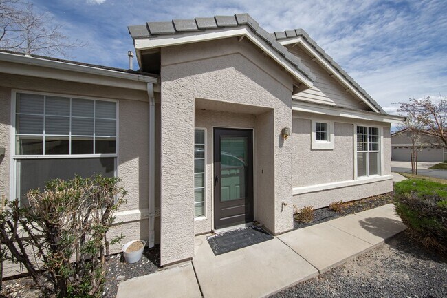 Building Photo - Inviting 3-Bed, 2-Bath Home in Gated Commu...