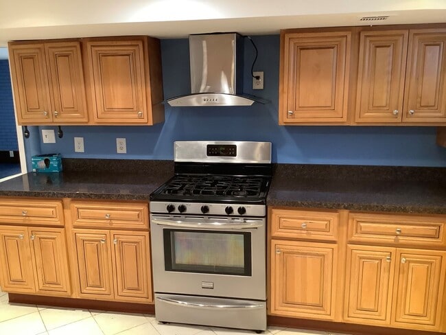 Building Photo - SPACIOUS SINGLE FAMILY HOME FOR RENT