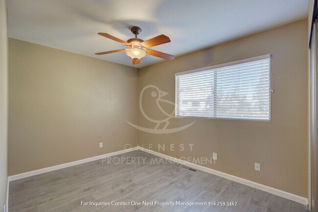Building Photo - Heart of Roseville, 3 bedroom townhome wit...