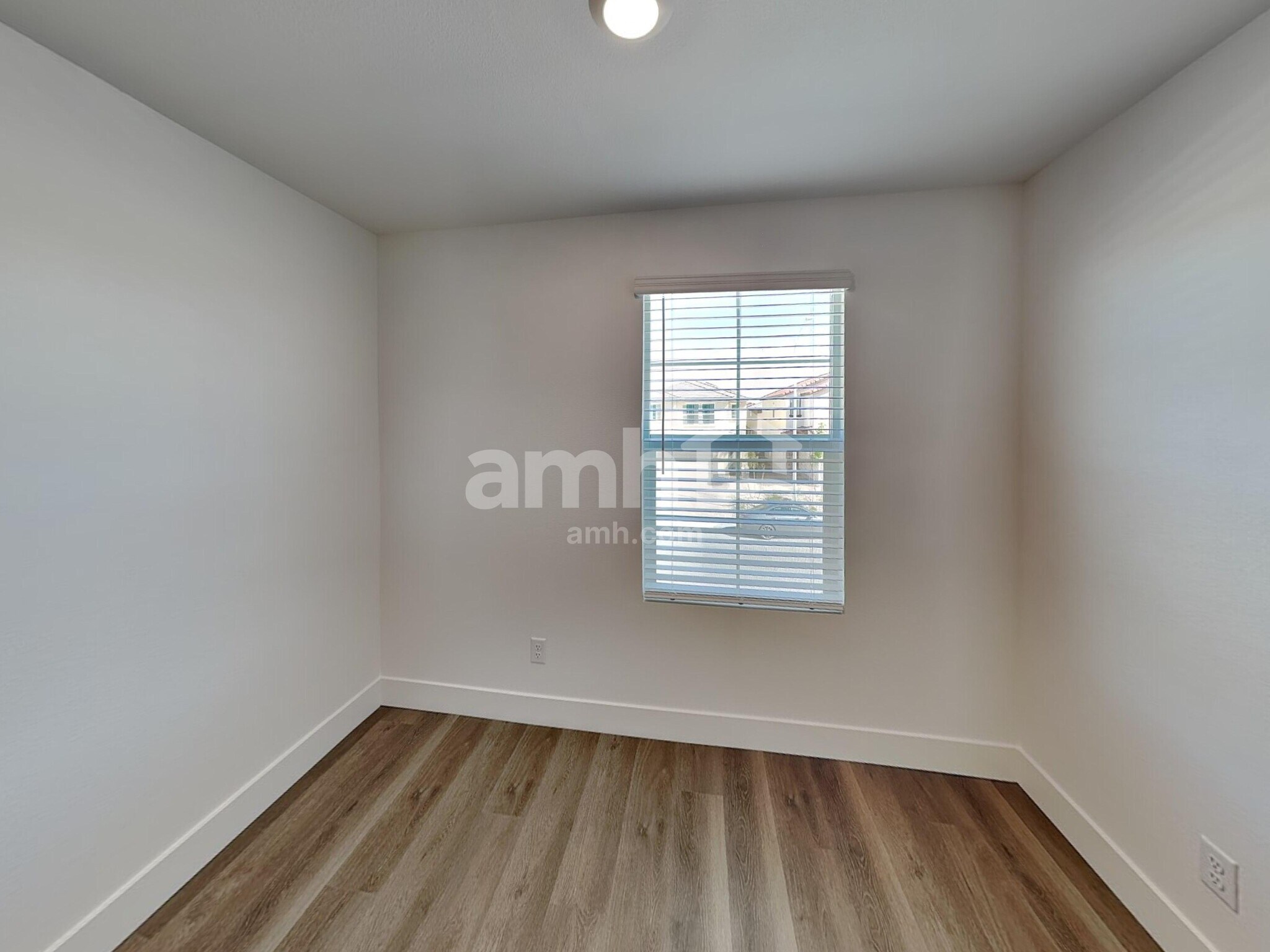 Building Photo - 5863 Vaes Dothrak St