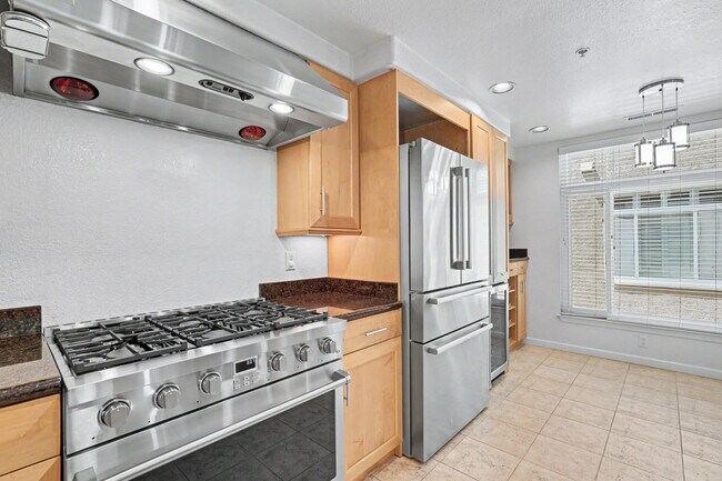Building Photo - 437 Camille Cir