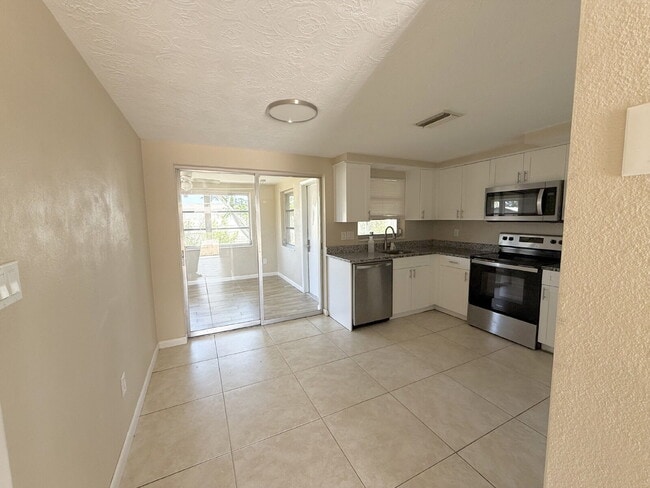 Building Photo - Charming 2-Bedroom Retreat with Additional Living Space in Holiday, FL!