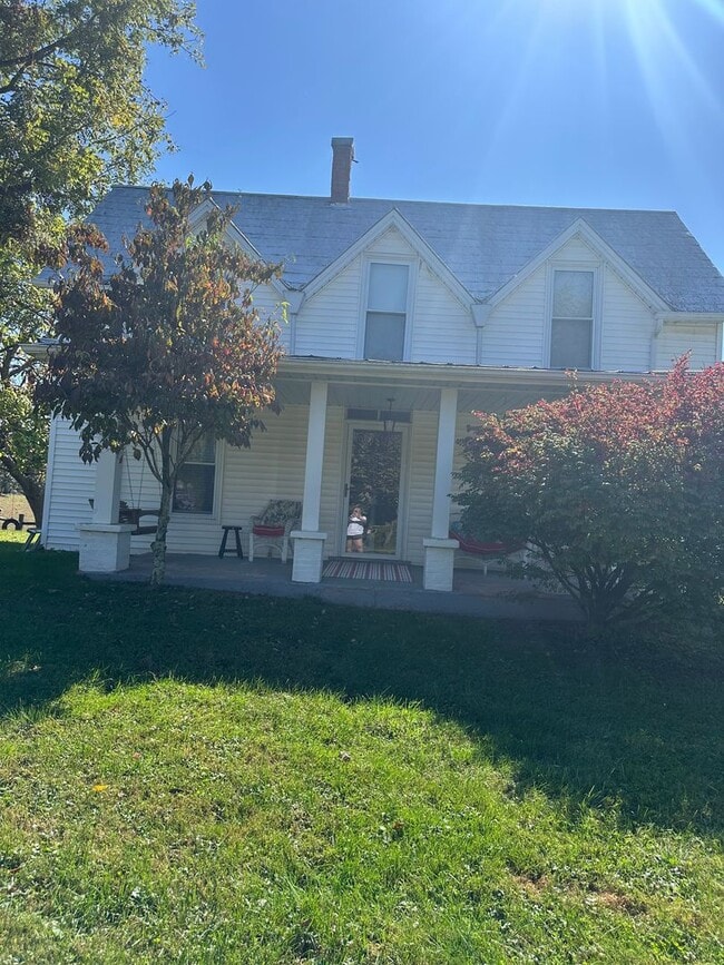 Building Photo - 4 Bedroom, 2 Bath farm house out in the Country.