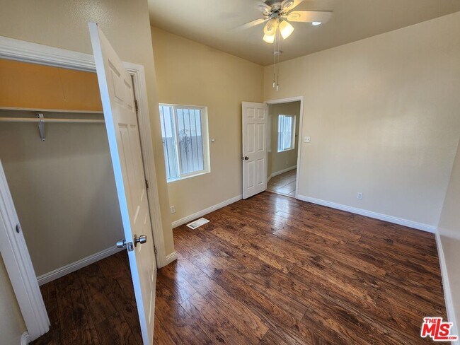 Building Photo - 750 E 40th Pl