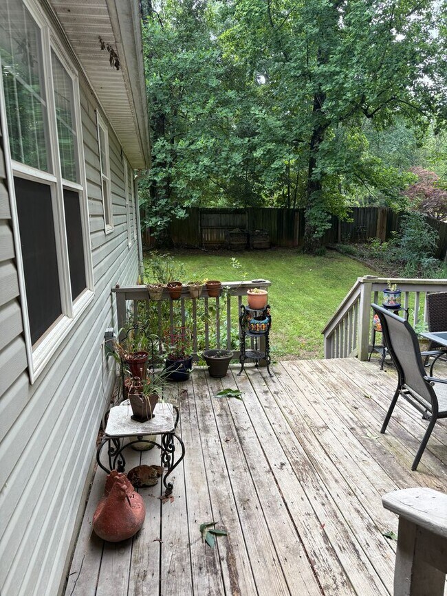 Building Photo - Large, private home in Rivercliff