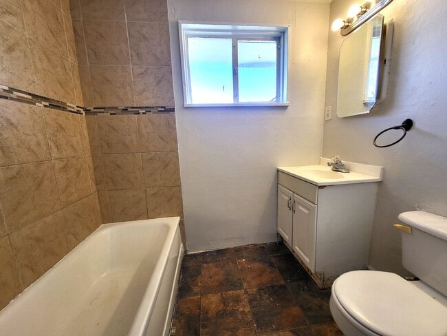 Building Photo - 3 bed 1 bath duplex in Clayton