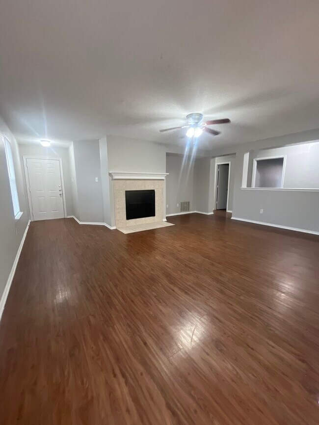 Building Photo - This beautiful Corner lot home ! 4 bedroom 2 bath in Mansfield ISD