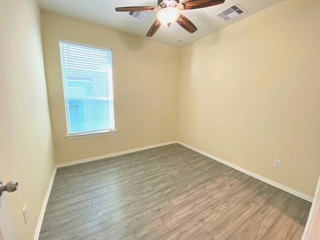 Building Photo - 29880 Dovetail Blf Ln