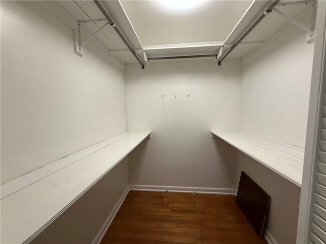 Building Photo - 800 Glenairy Dr NE