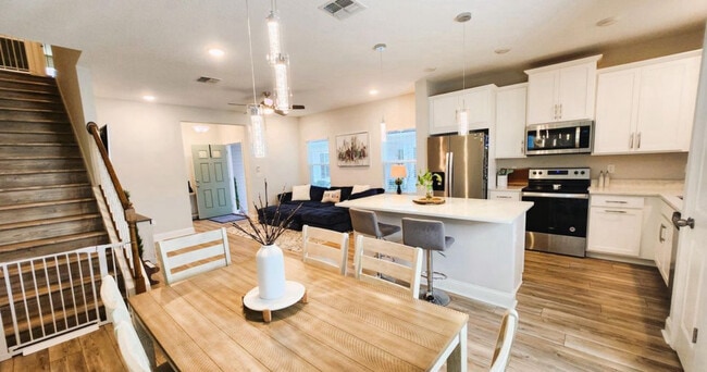 Building Photo - 14105 Sterely Ct S