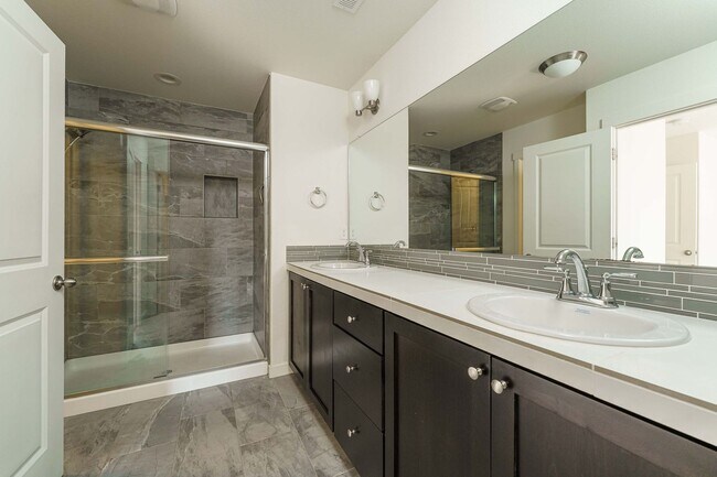 Building Photo - Light, Bright & Move-In Ready – 3BR Gem in Prime Ridgefield Location!  (Pet Friendly)