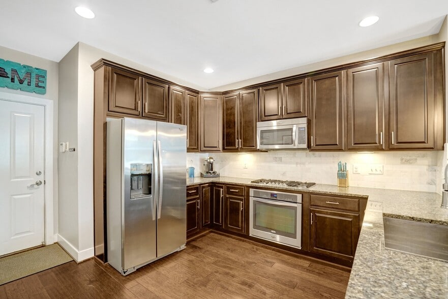 Kitchen - 2209 Richmond Hwy