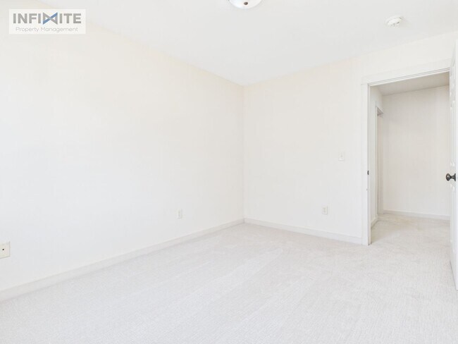 Building Photo - 935 Forestglen Dr