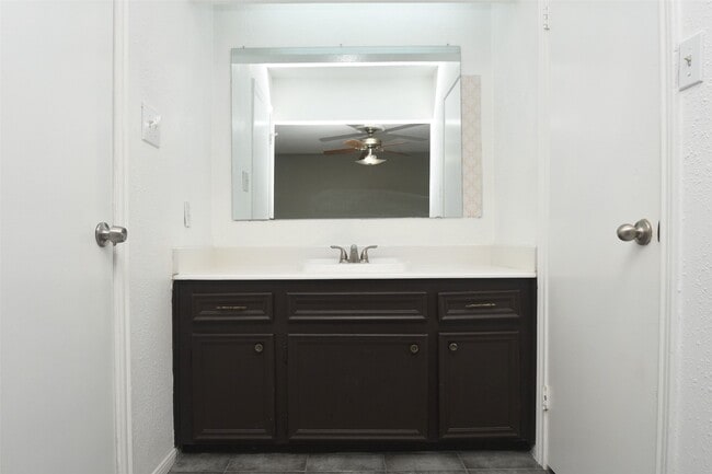 Building Photo - 510 Chambly Dr
