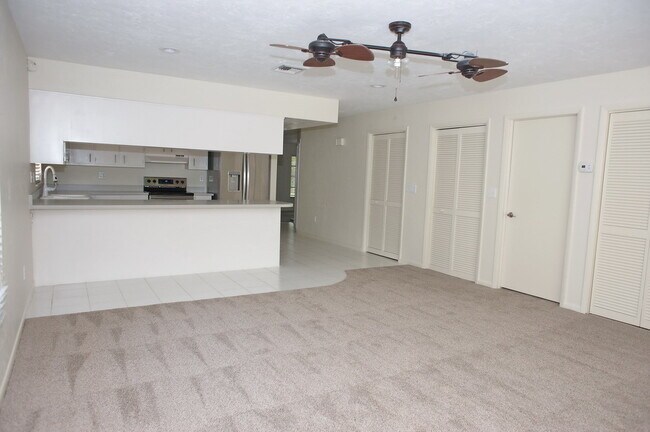 Building Photo - Annual Rental - 2 Bedroom + Den Home with ...