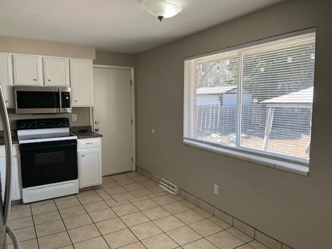 Building Photo - Lovely 5-bedroom, 2-1/2 bath home.  Centrally-located in Longmont with convenient access to shopp...