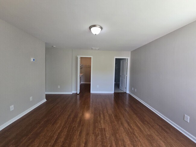 Building Photo - Beautiful Home Available for Rent in Charl...