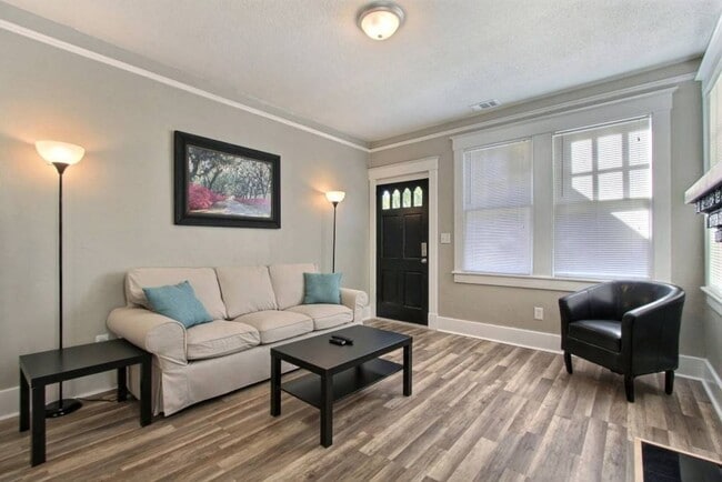 Building Photo - Large 2BR/1BA Downtown House Steps From Daffin Park