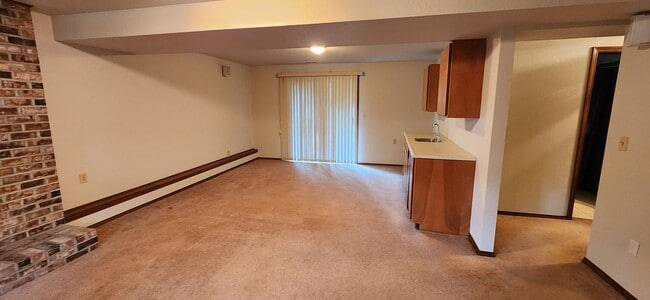 Building Photo - LYNNWOOD Spacious 3 bdrm + Den & Family Room Home