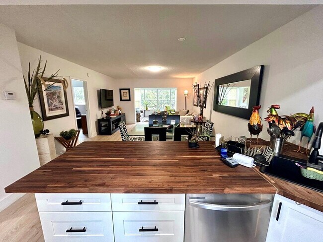 Building Photo - 1050 Country Club Dr