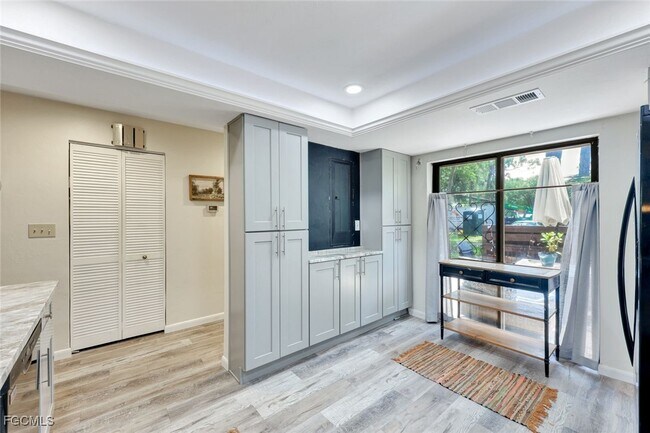 Building Photo - 120 Pinebrook Dr