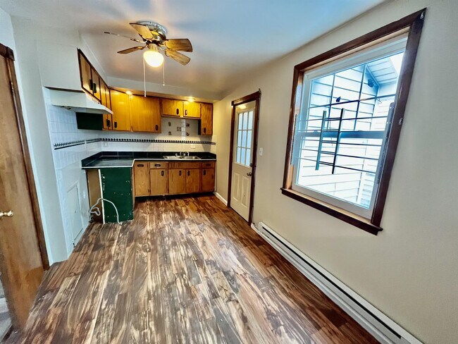 Building Photo - 405 Bristol St