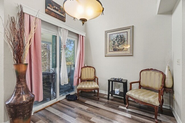 Building Photo - Updated 2 bed 2.5 bath End Unit Townhome in Lochmoor!