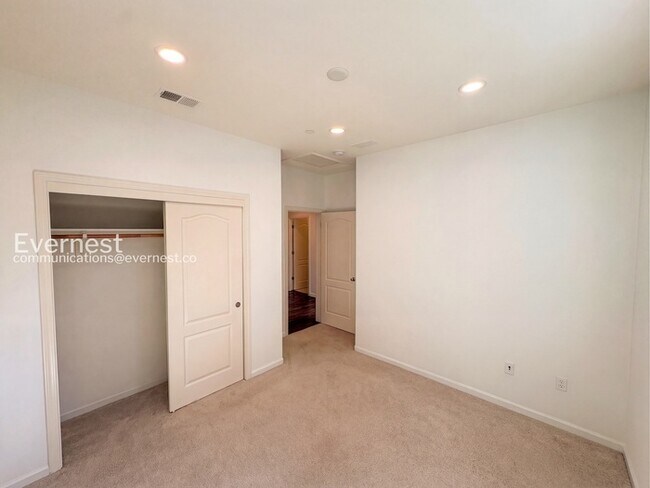 Building Photo - 3206 Vittoria Loop