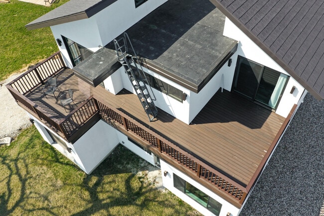 Building Photo - 8609 Lakeshore Dr