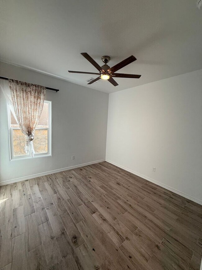 Building Photo - Beautiful home in Sonoma Springs! 4bed, 2.5 baths